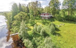 uma vista aérea de uma casa numa colina ao lado de um rio em 3 Bedroom Cozy Home In Bodafors em Bodafors