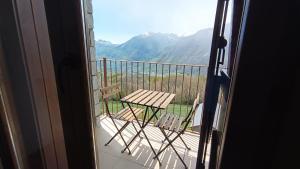 un tavolo e sedie su un balcone con vista di Un balcon al paraiso a Cerler