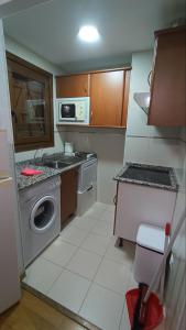 una piccola cucina con lavandino e lavatrice di Un balcon al paraiso a Cerler