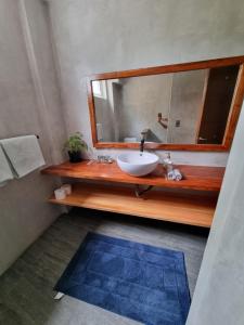 une salle de bain avec un lavabo et un miroir dans l'établissement Mango Yard Boracay, à Boracay 11 autres photos