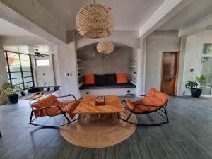 un salon avec une table et des chaises et un lit dans l'établissement Mango Yard Boracay, à Boracay