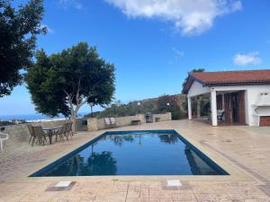 una piscina di fronte a una casa di Beautiful Home - Luxury Villa where you can party ad Armou