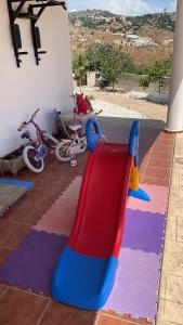 parco giochi con scivolo e bicicletta parcheggiata di Beautiful Home - Luxury Villa where you can party ad Armou