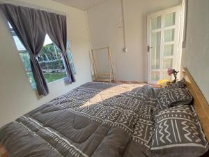 1 cama grande en un dormitorio con ventana en Homestay tay, en Xã Trảng Bôm