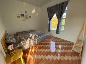 - une chambre avec un lit et une fenêtre dans l'établissement Homestay tay, à Xã Trảng Bôm
