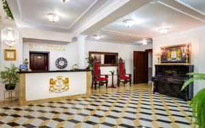 um átrio de um hotel com um piano em Royal Hotel Modlin em Nowy Dwór Mazowiecki