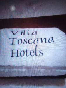 un panneau indiquant la villa toscana hotels dans l'établissement Villa toscana luxe hotel port Harcourt, à Port Harcourt