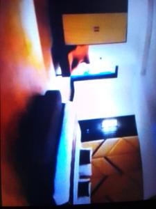una imagen borrosa de una habitación con cama y escritorio en Villa toscana luxe hotel port Harcourt, en Port Harcourt
