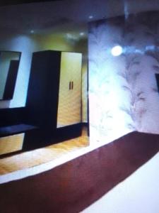La salle de bains est pourvue d'un couloir avec une porte et des murs en marbre. dans l'établissement Villa toscana luxe hotel port Harcourt, à Port Harcourt