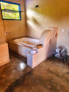 baño grande con bañera y ventana en Villa dos Pireneus, en Pirenópolis