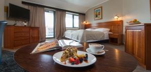 um quarto com uma mesa com um prato de comida em Tino's Hotel em Namsos