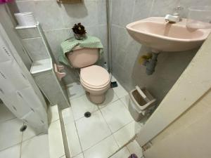 a bathroom with a toilet and a sink at Casa Vecina Hostal in Santa Marta