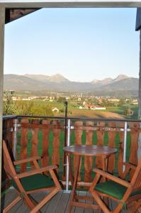 2 Stühle und ein Tisch auf einem Balkon mit Aussicht in der Unterkunft Studio de Vacances Philipona in Granges