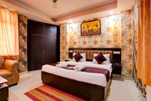 sypialnia z łóżkiem i krzesłem w pokoju w obiekcie GRAND HOMESTAY w Nowym Delhi
