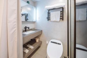 Bilik mandi di 上海客堂涧酒店宝山路地铁站店