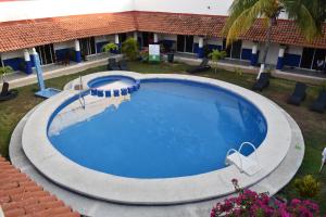 una vista aérea de una piscina en un complejo en Hotel Plaza Almendros, en Isla Mujeres