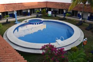 an overhead view of a swimming pool in a resort at Plaza Almendros Hotel Isla Mujeres in Isla Mujeres