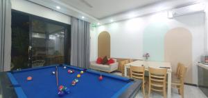 uma sala de estar com uma mesa de bilhar e uma sala de jantar em Villa 68 4BR FREE PICK-UP AIRPORT & BILLIARDS CLOSE TO MY KHE BEACH em Da Nang