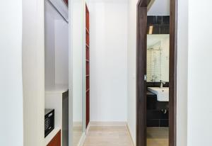 une petite salle de bain avec un miroir et un lavabo dans l'établissement Wyndham Phuket Airport, à Nai Yang Beach 66 autres photos