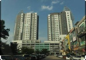 twee hoge gebouwen in een stad met geparkeerde auto's bij Mount Austin 6pax hastamas wifi500mps nexflix in Johor Bahru