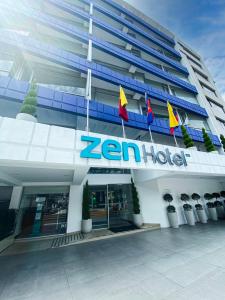 un hotel zen con banderas delante en ZEN Hotel en Quito