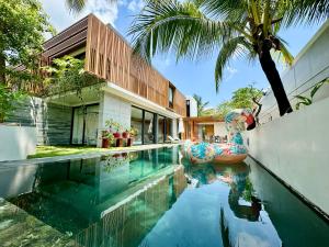 富國的住宿－Westcoast PQ Sunshine spacious 3BR private pool villa，棕榈树屋前的游泳池