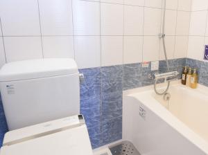 Vessel Hotel Kumamoto Airport في Ozu: حمام مع مرحاض ومغسلة