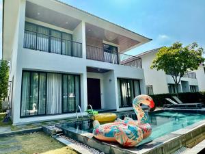 富國的住宿－West Phu Quoc 3BR beach villa private swimming pool，房屋前带泳池面的游泳池