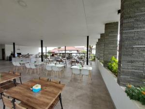 Restaurace v ubytování HOTEL & WISMA BINTANG JADAYAT