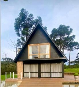 a small house with a gambrel roof at Pousada Morada das Araucarias in Pôrto Vitória