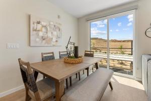 een eetkamer met een tafel en stoelen en een raam bij View to Renew condo in St. George