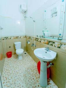 y baño con aseo y lavamanos. en Nhà Nghỉ Duy Tân, en Sầm Sơn