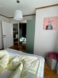 Cet appartement comprend une chambre avec un lit blanc et une chambre d'une superficie de 2 m2. dans l'établissement Traumblick Dachstein, à Radstadt