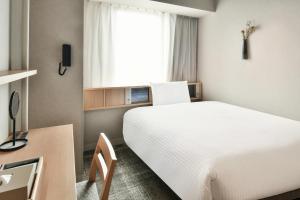 Ein Bett oder Betten in einem Zimmer der Unterkunft REF Matsuyama City Station by VESSEL HOTELS