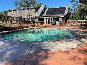 una piscina frente a una casa en Bonanza Barn Retreat, en Loomis
