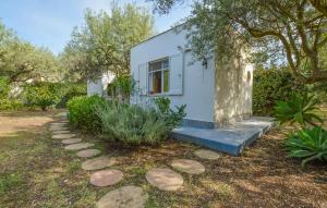 una casa con un camino que conduce a ella en Beautiful Home In Cinisi With Wifi, en Cinisi