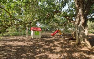 un parque con un parque infantil con un árbol y un tobogán en Beautiful Home In Cinisi With Wifi, en Cinisi 8 fotos más