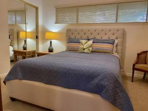sypialnia z dużym łóżkiem z niebieską kołdrą w obiekcie Condo de Comal CW C101 w mieście New Braunfels