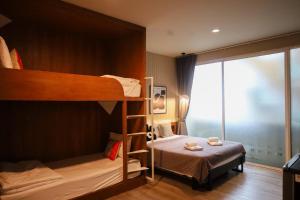 - une chambre avec 2 lits superposés et une fenêtre dans l'établissement LAZYDAY IN NIMMAN, à Chiang Mai
