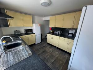 Η κουζίνα ή μικρή κουζίνα στο Woodman House- 7 Bed House