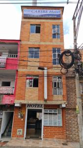 un edificio de ladrillo con un cartel encima en Gran Caribe Hotel en Medellín