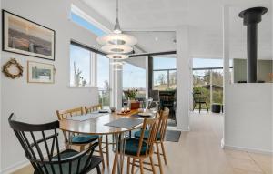 - une salle à manger et un salon avec une table et des chaises dans l'établissement Stunning Home In Brkop With House Sea View, à Børkop
