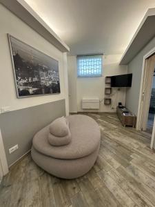 ein Zimmer mit einer runden Ottomane in der Mitte eines Zimmers in der Unterkunft BONBON in Rovigo