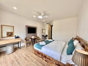 a hotel room with a bed and a desk at Zephyrus Villa - Standard 1 in Kon Von Kla