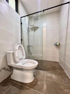 a bathroom with a toilet and a shower at Zephyrus Villa - Standard 1 in Kon Von Kla