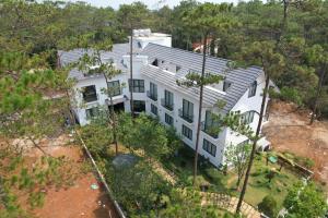 an overhead view of a white house in the woods at Zephyrus Villa - Standard 1 in Kon Von Kla