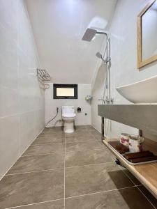 y baño con lavabo y aseo. en Zephyrus Villa - Standard 1, en Kon Von Kla