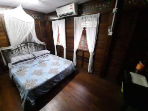 Katil atau katil-katil dalam bilik di Kampung Tok Lembut Vacation Home +31 gambar