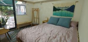 香港的住宿－海悠居，卧室配有一张床,墙上挂有绘画作品