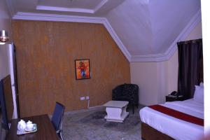 Letto o letti in una camera di Konklave Inn and Apartment